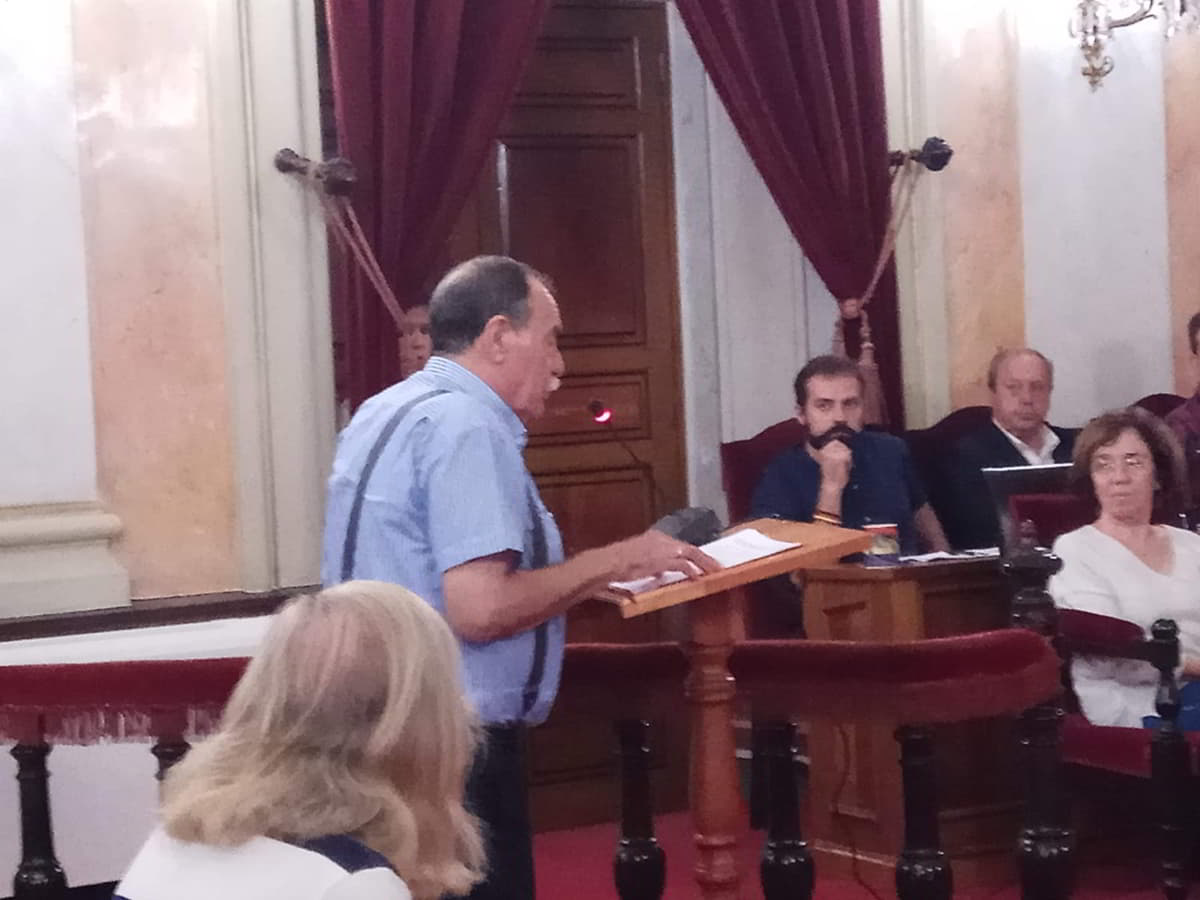 Antonio Sánchez leyendo el texto sobre el vertedero de Alcalá
